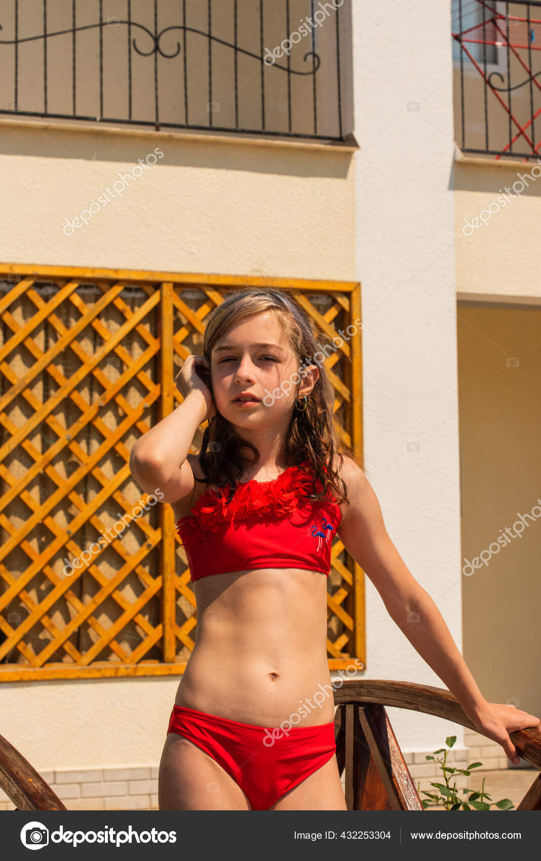 Meninas Bonitas Hora Verão Menina Fato Banho Férias Adolescente Menina  fotos, imagens de © kapinosova #432253304